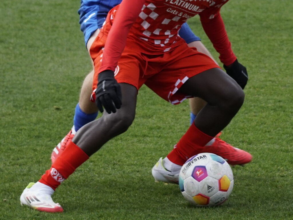 Fußball Zweikampf zweier Spieler Dribbling Mainz Hoffenheim
